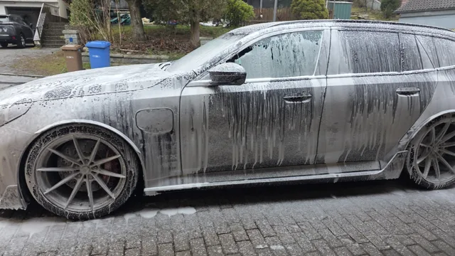 BMW M5 während der Schaumwäsche