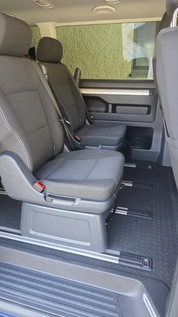 VW T6 – hintere Sitze und Boden im Fahrgastraum